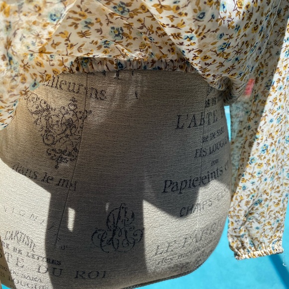 Floral Top - Picture 4 of 7